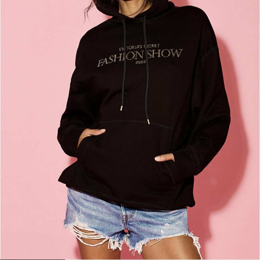 VICTORIA SECRET 2025 FASHION SHOW BLACK ICONIC LOGO PULLOVER HOODIE SIZES L-XXL
